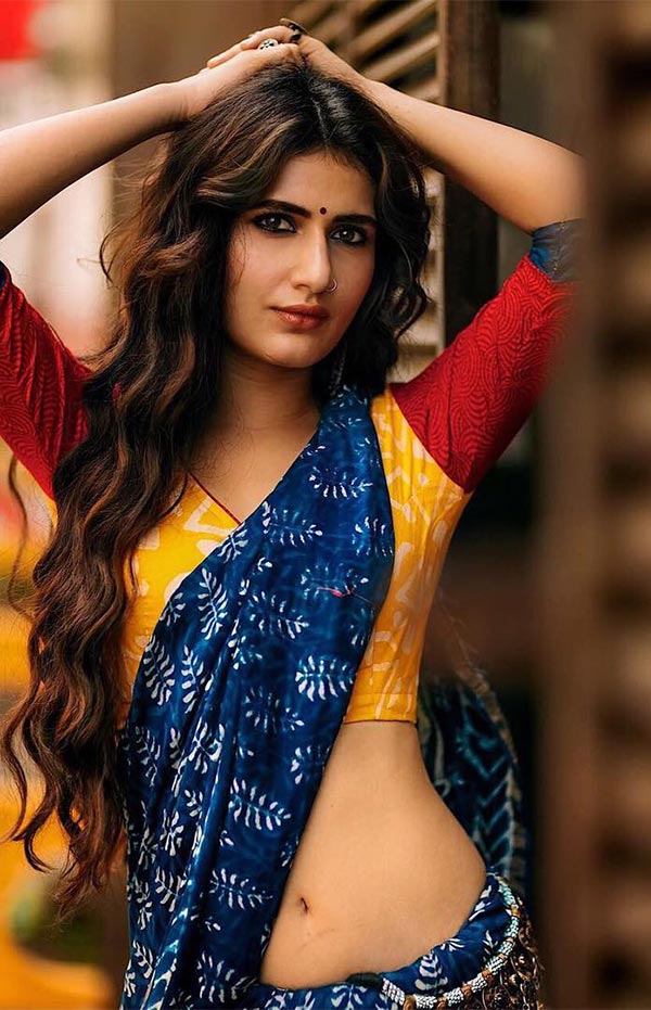 Fatima Sana Shaikh navel saree hot bollywood actress