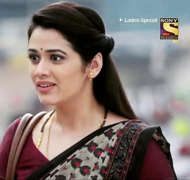 Girija Oak Godbole saree hot photos Girija Oak Godbole saree hot photos