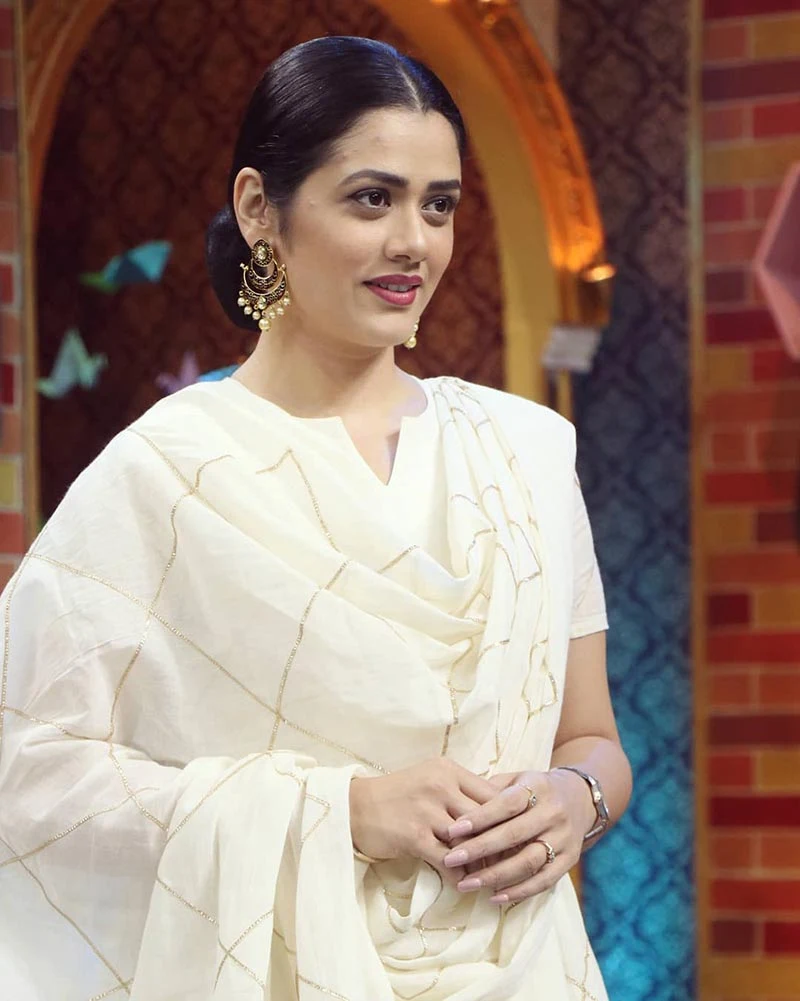 Girija Oak Godbole saree hot photos Girija Oak Godbole saree hot photos