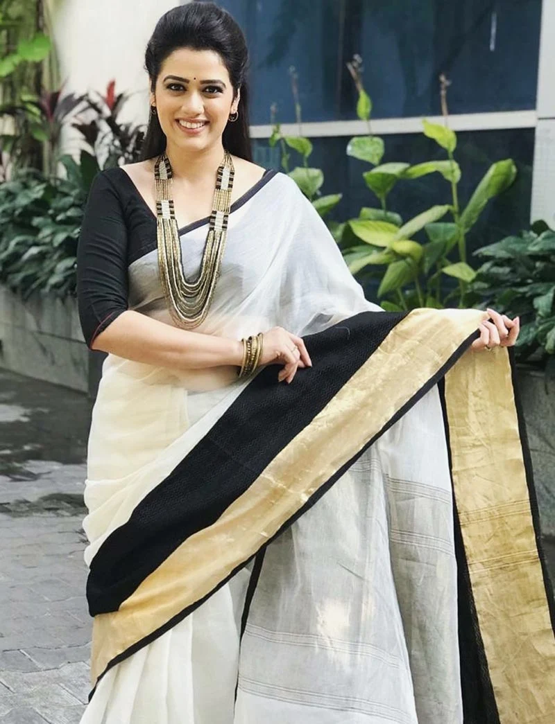 Girija Oak Godbole saree hot photos Girija Oak Godbole saree hot photos