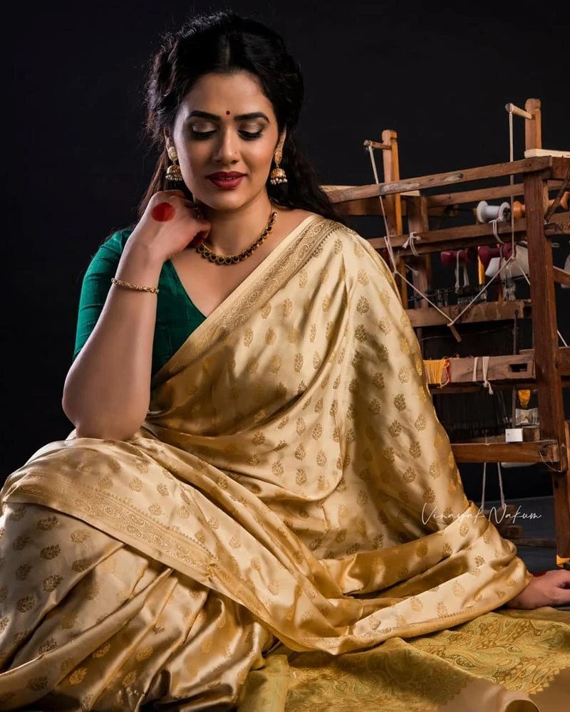 Girija Oak Godbole saree hot photos