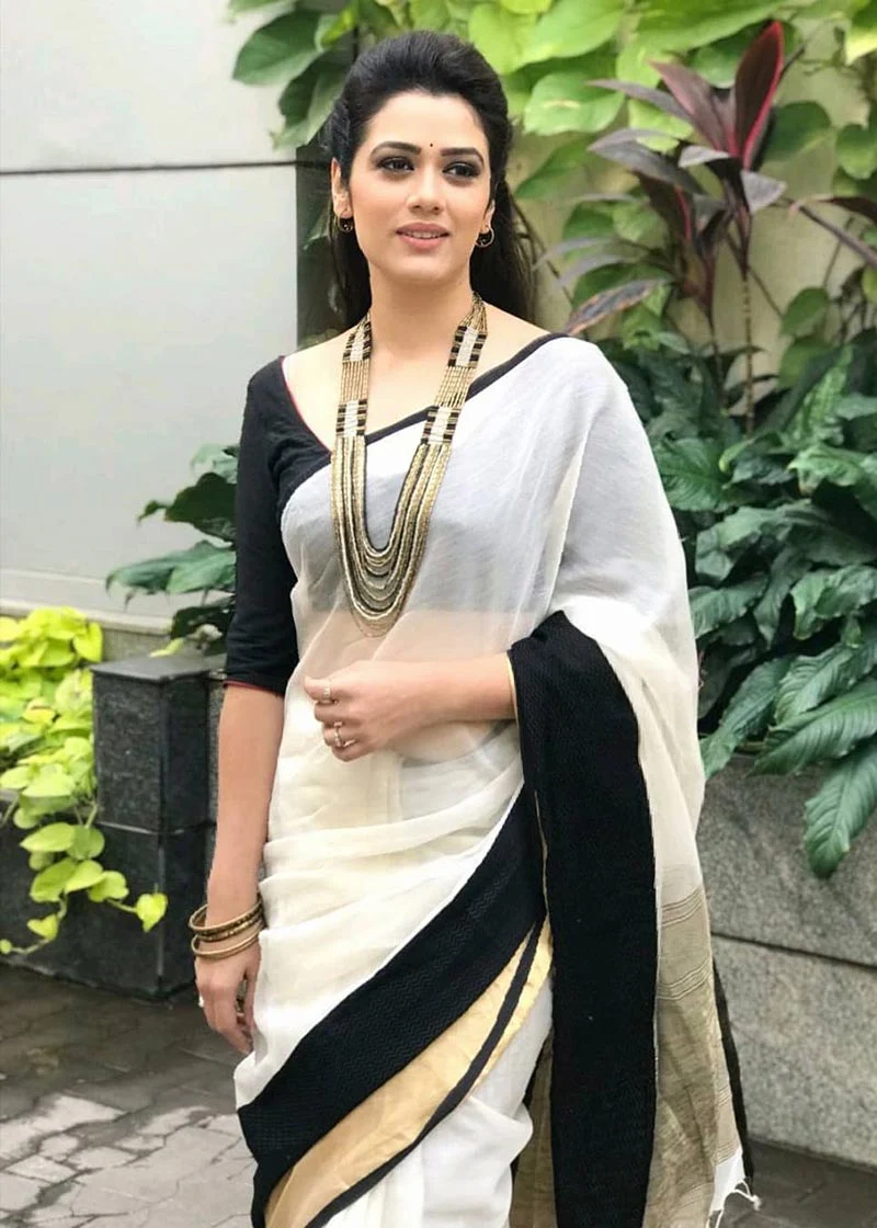 Girija Oak Godbole saree hot photos