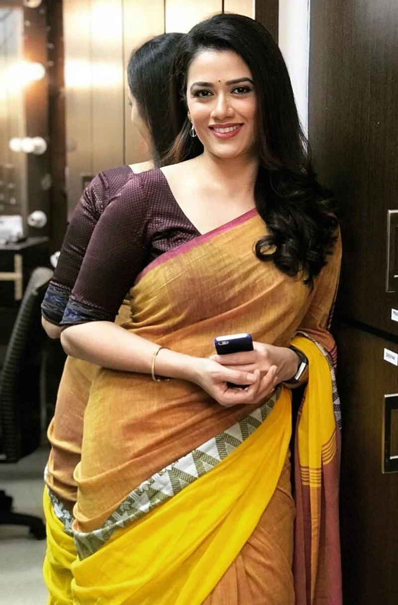 Girija Oak Godbole saree hot photos