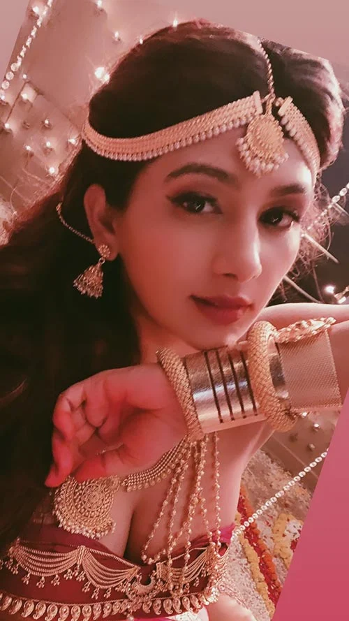 Isha Chhabra hot actress mastram bua Isha Chhabra cleavage hot actress mastram bua