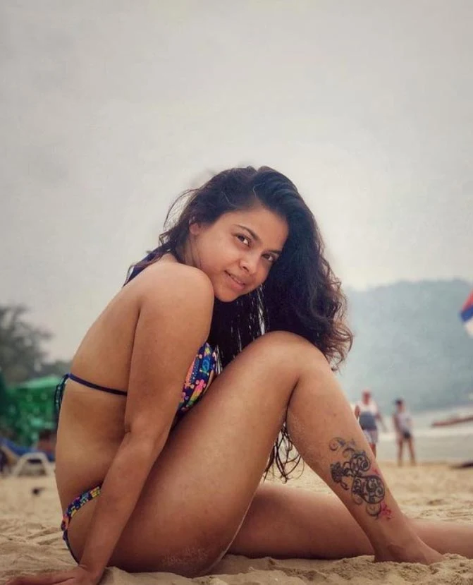 Sumona Chakravarti bikini hot actress kapil sharma show Sumona Chakravarti bikini hot actress kapil sharma show