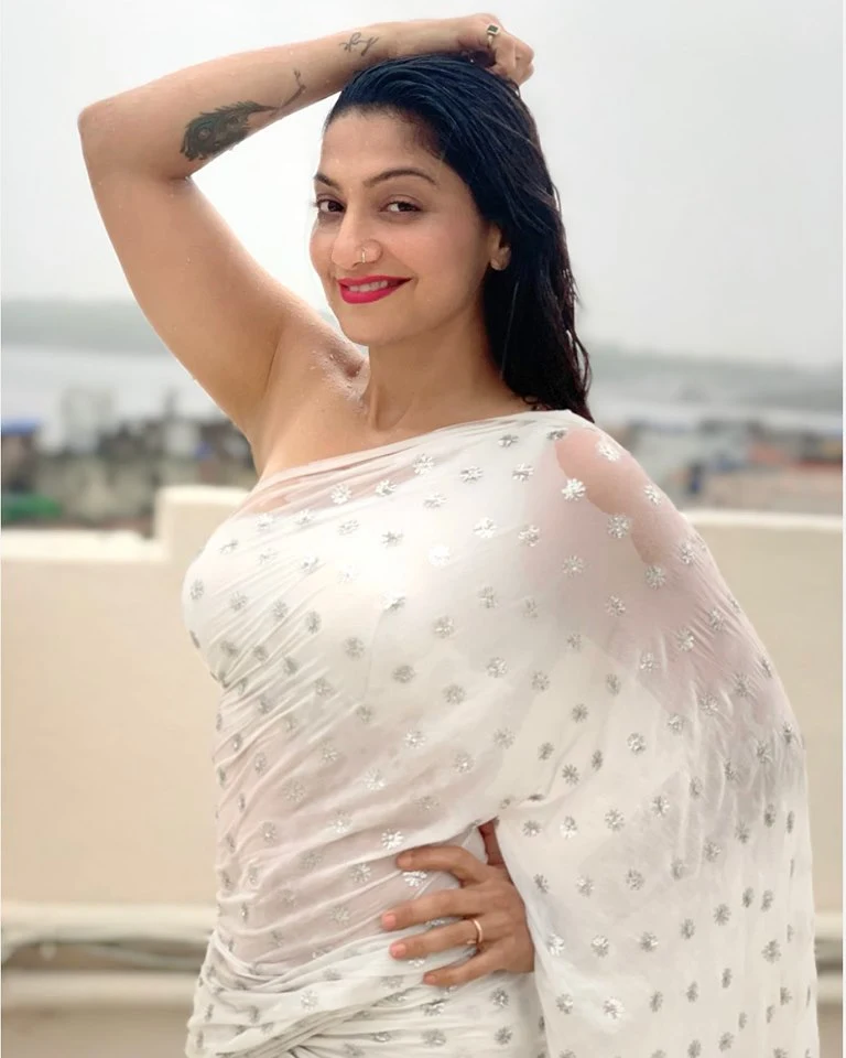 aartii naagpal white wet saree bollywood actress aartii naagpal white wet saree bollywood actress