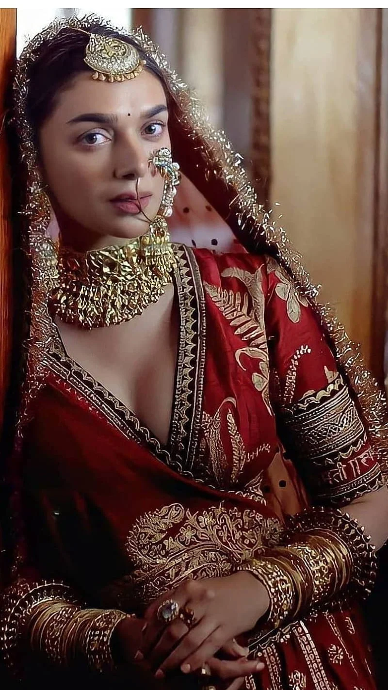Aditi Rao Hydari saree cleavage bollywood actress Aditi Rao Hydari saree cleavage bollywood actress