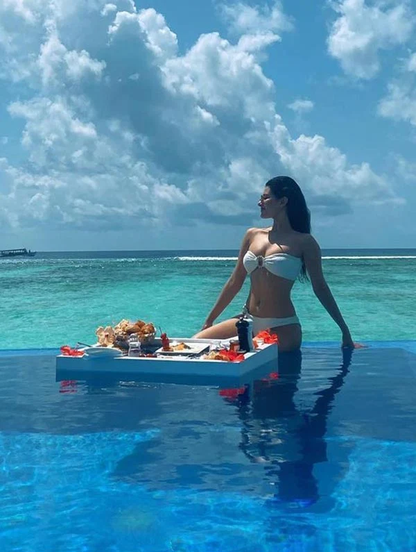 Amyra Dastur bikini hot photos