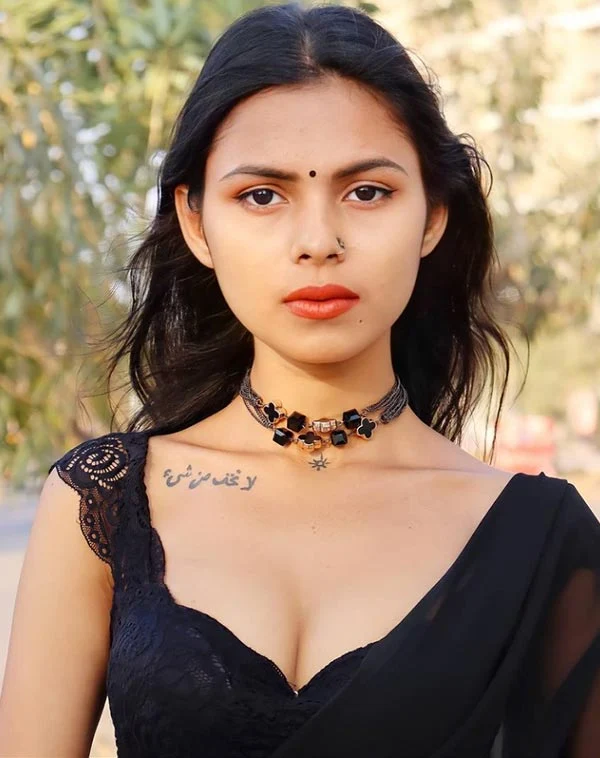 Arohi Barde saree hot actress ullu web series Arohi Barde saree hot actress ullu web series