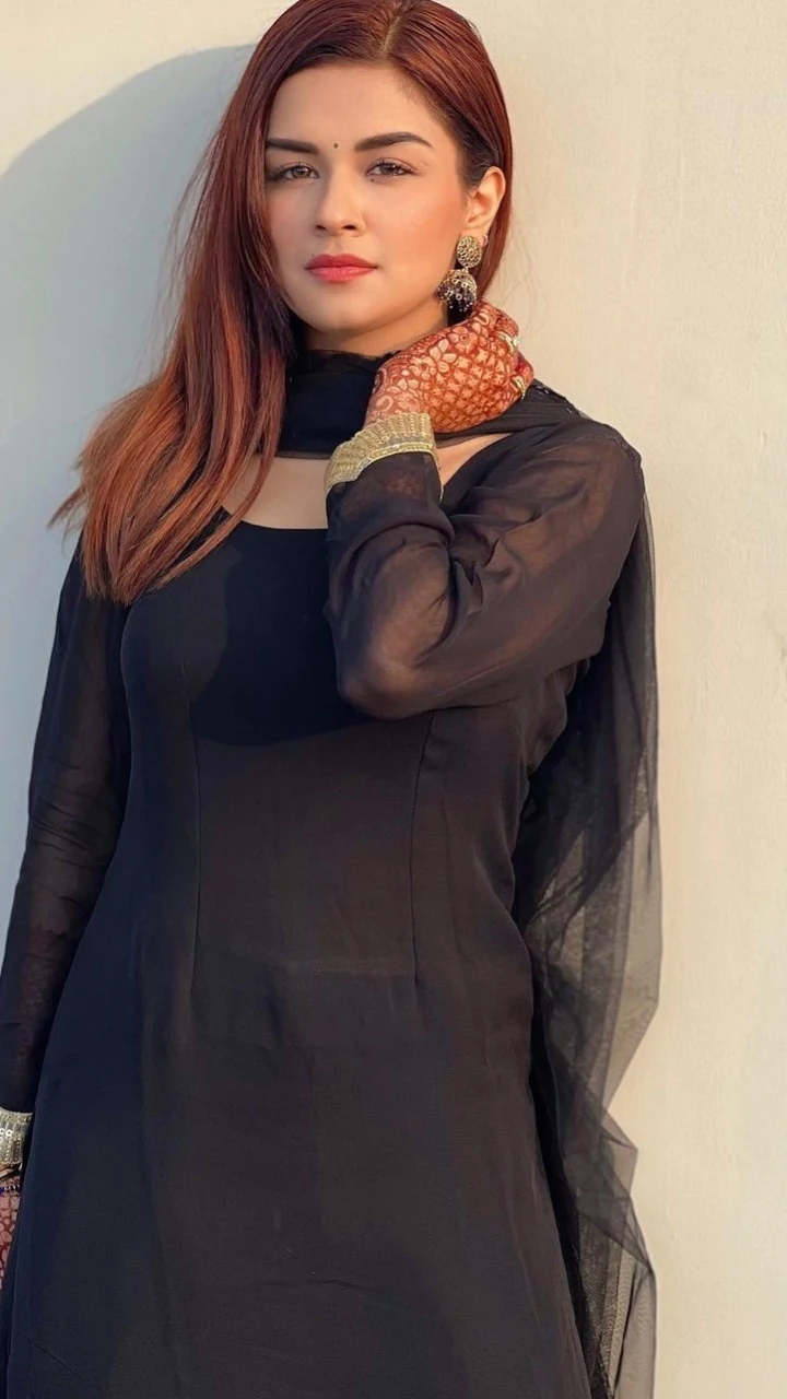 Avneet Kaur black outfit hot Avneet Kaur black outfit hot