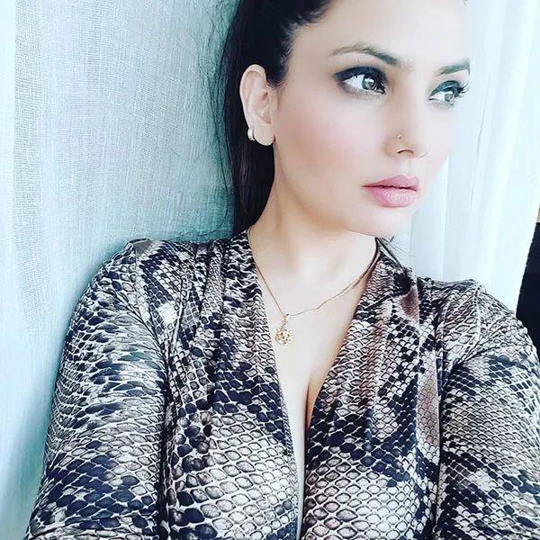 Charu Kadariya hot photos