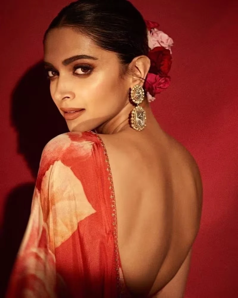 Deepika Padukone backless saree hot bollywood actress Deepika Padukone backless saree hot bollywood actress