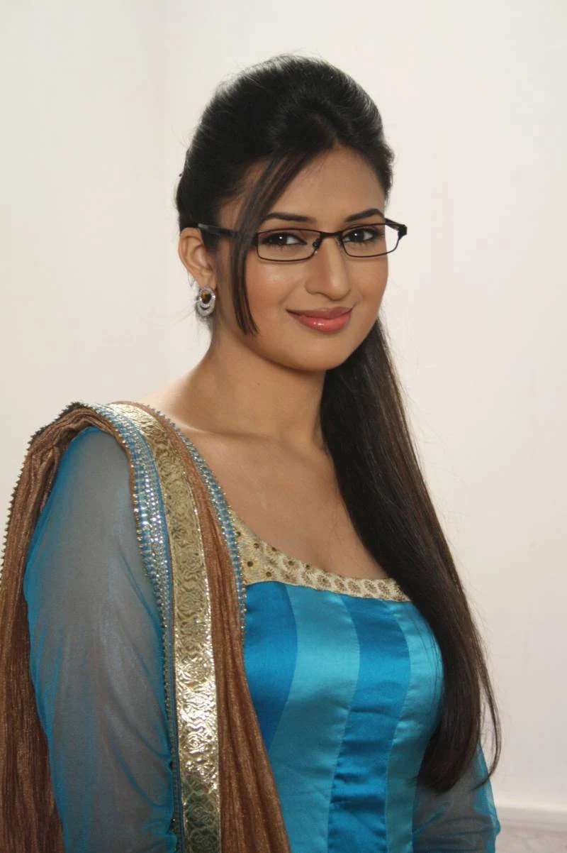 divyanka tripathi glases indian tv actress