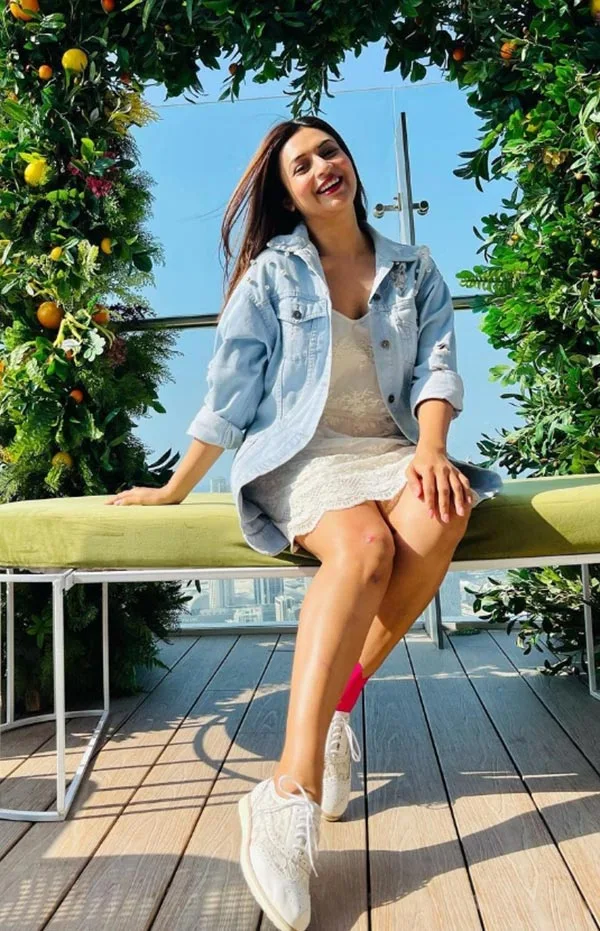 divyanka tripathi sexy legs short dress indian tv actress divyanka tripathi sexy legs short dress indian tv actress
