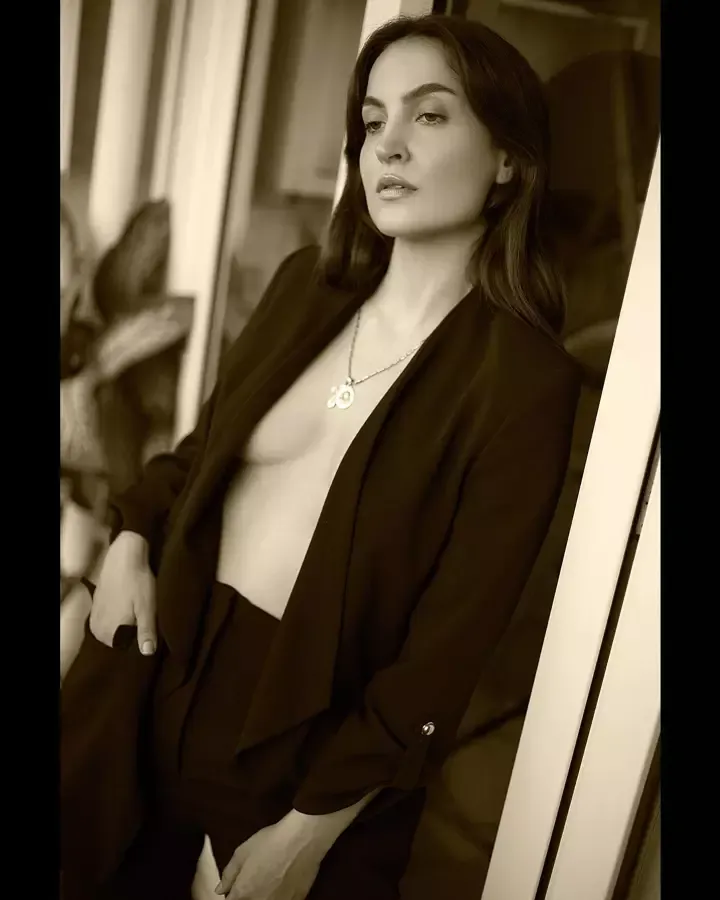 elli avrram braless bigg boss contestant elli avrram braless bigg boss contestant