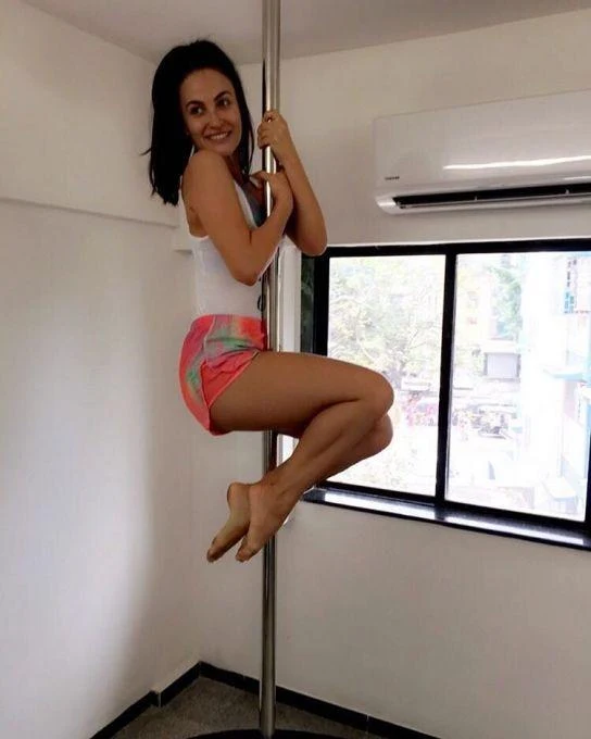 elli avrram pole dance bollywood actress elli avrram pole dance bollywood actress