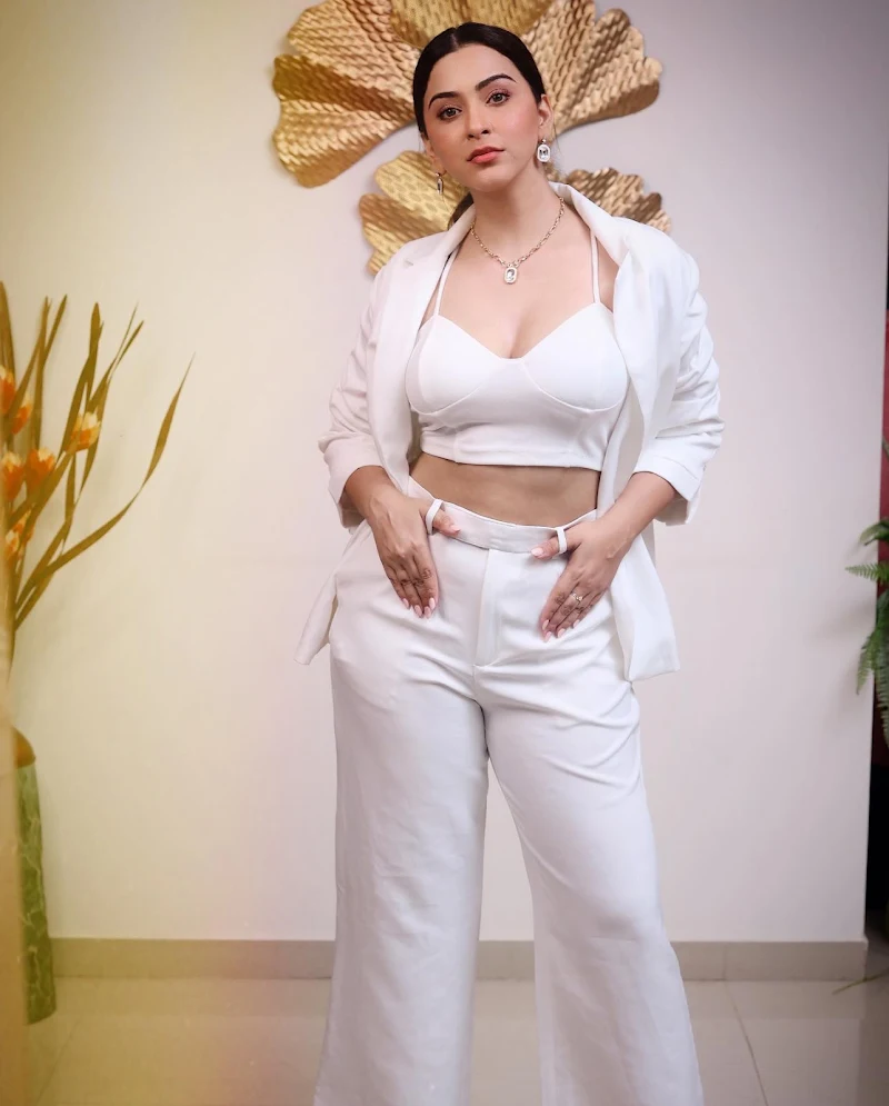 Esshanya Maheshwari cleavage top pants Esshanya Maheshwari cleavage top pants