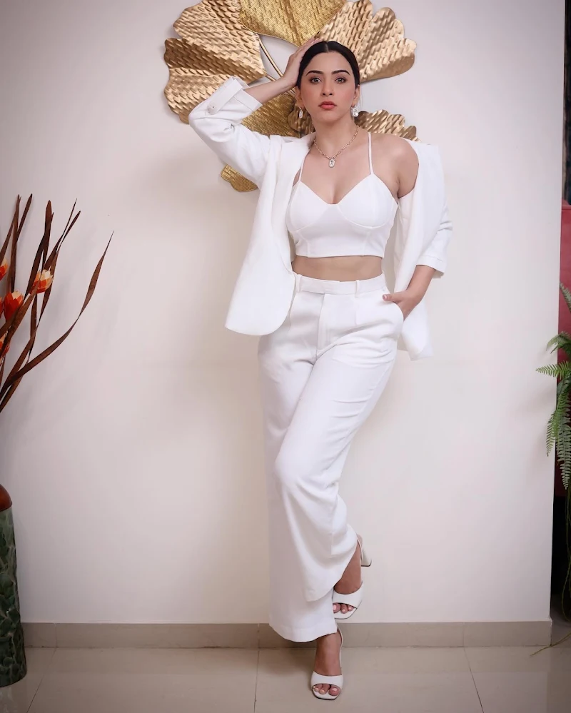Esshanya Maheshwari cleavage top pants Esshanya Maheshwari cleavage top pants