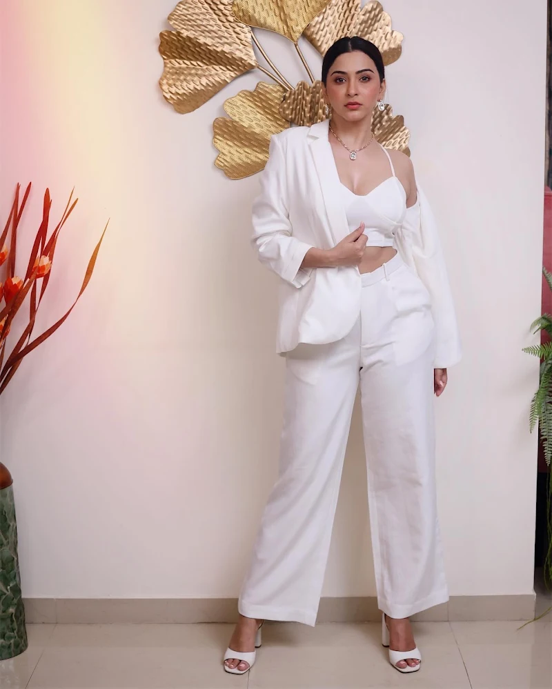 Esshanya Maheshwari cleavage top pants Esshanya Maheshwari cleavage top pants
