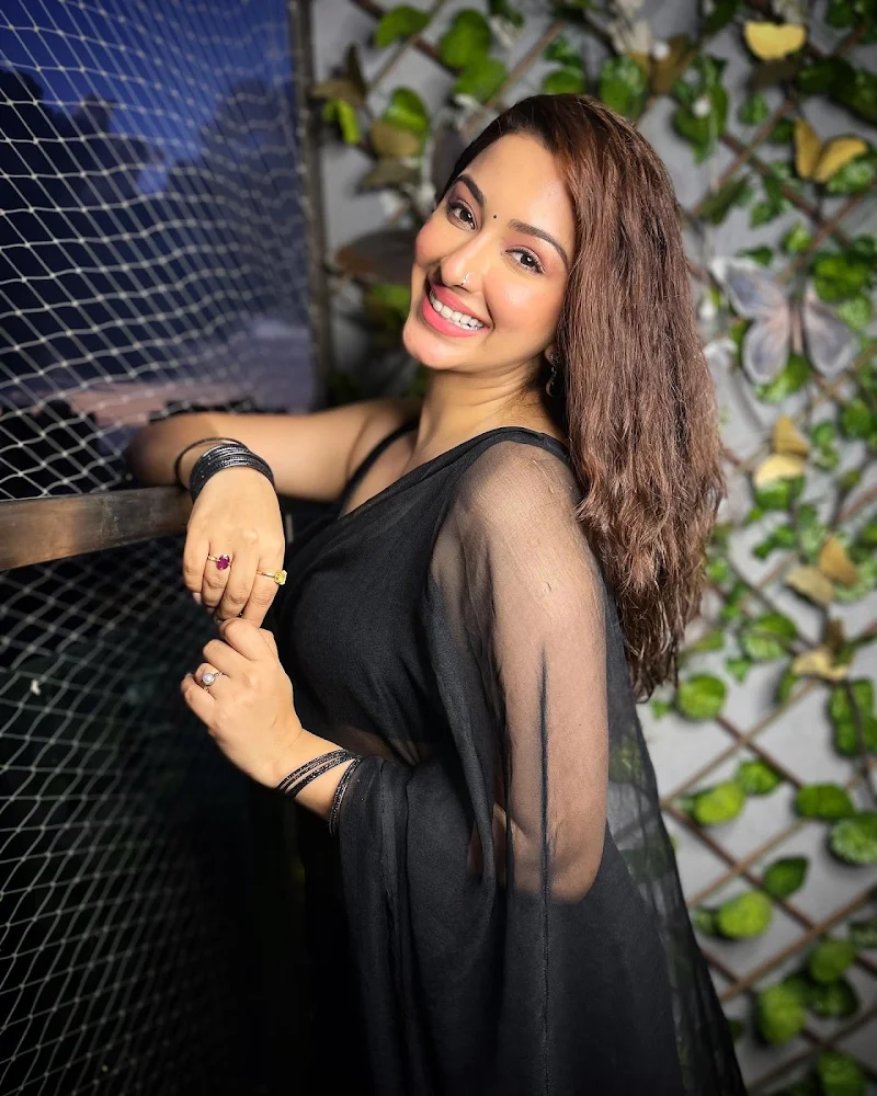 Esshanya Maheshwari navel sheer black saree Esshanya Maheshwari navel sheer black saree