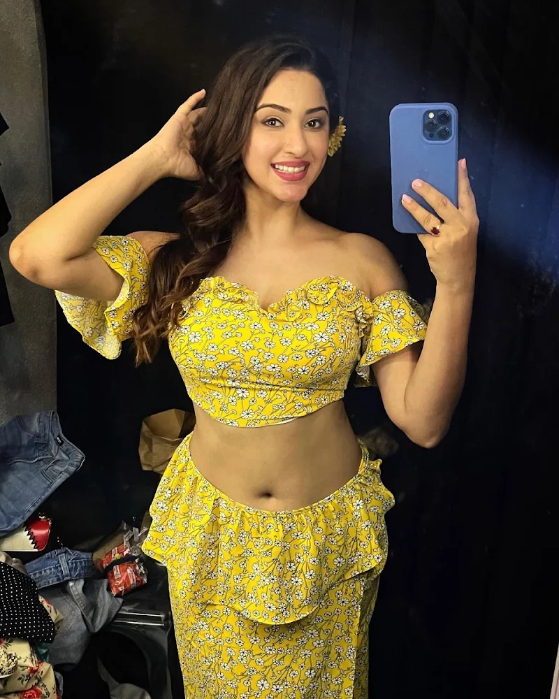 Esshanya Maheshwari navel hot actress