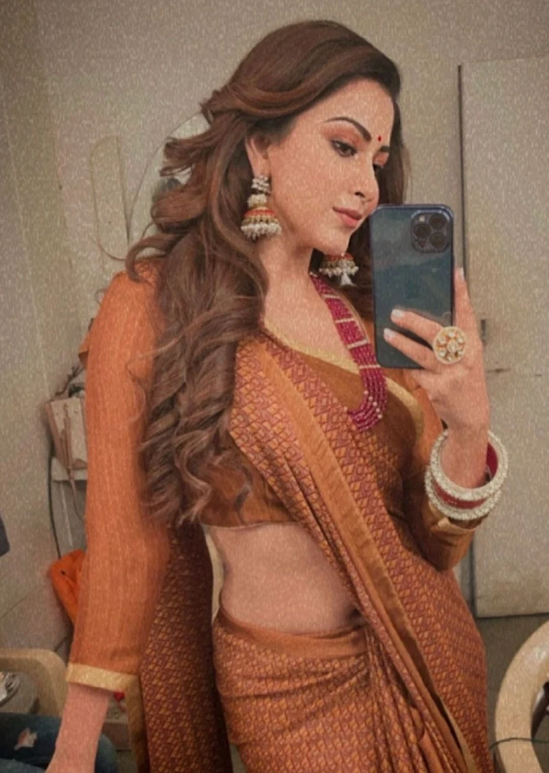 Esshanya Maheshwari navel saree hot selfie curvy actress Esshanya Maheshwari navel saree hot selfie curvy actress