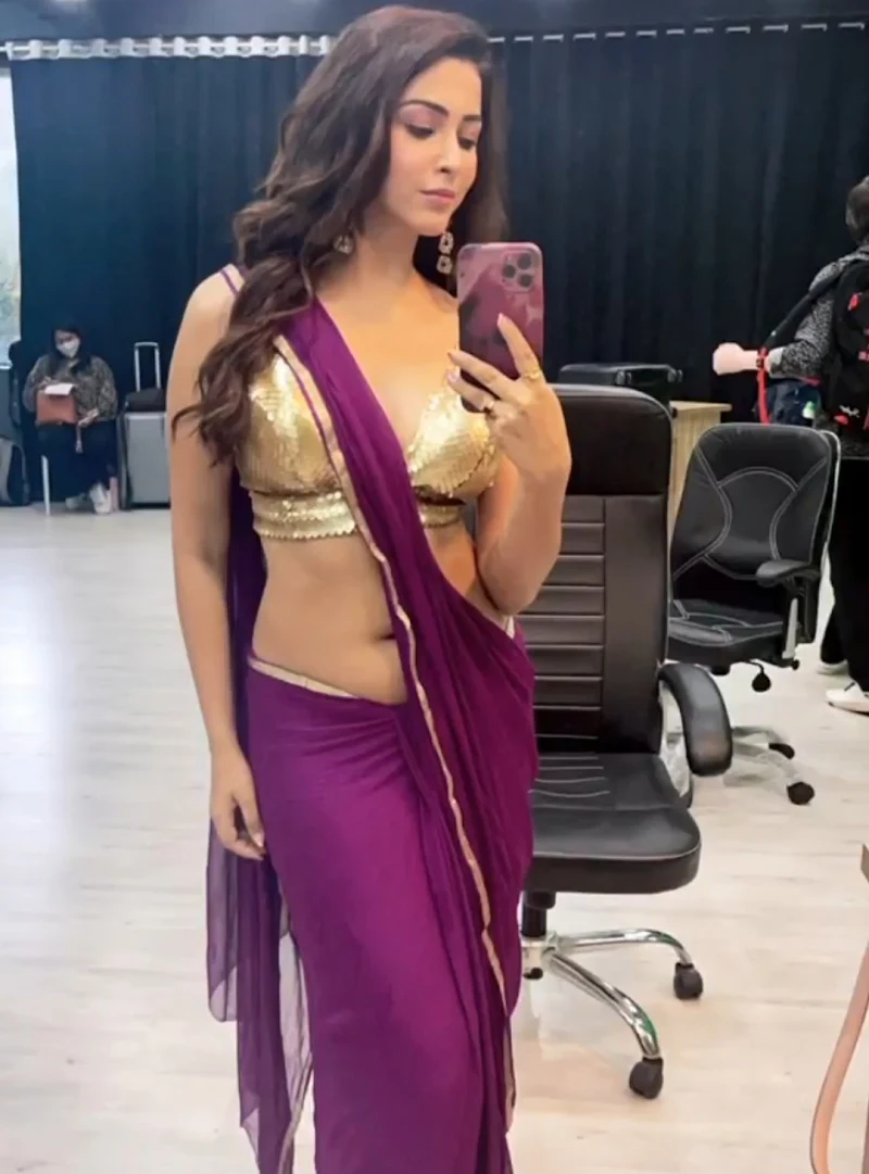 Esshanya Maheshwari navel saree hot selfie curvy actress Esshanya Maheshwari navel saree hot selfie curvy actress