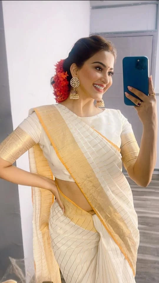 Esshanya Maheshwari navel saree hot selfie curvy actress Esshanya Maheshwari navel saree hot selfie curvy actress
