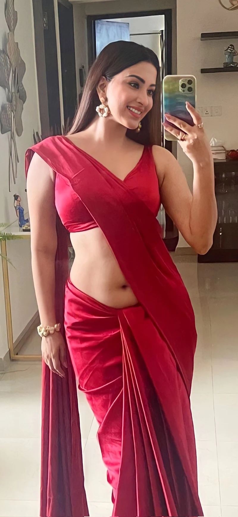 Esshanya Maheshwari navel saree hot selfie curvy actress Esshanya Maheshwari navel saree hot selfie curvy actress