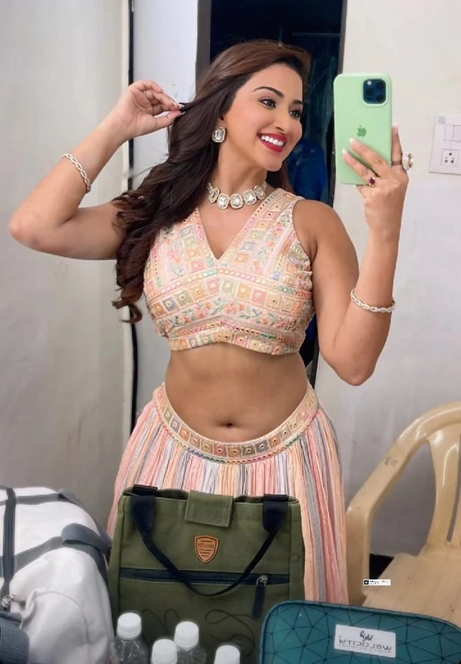 Esshanya Maheshwari navel hot selfie curvy actress Esshanya Maheshwari navel hot selfie curvy actress