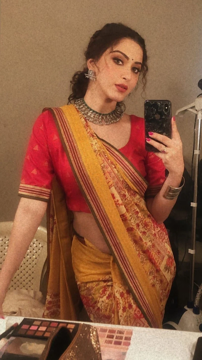 Esshanya Maheshwari saree hot selfie curvy actress Esshanya Maheshwari saree hot selfie curvy actress