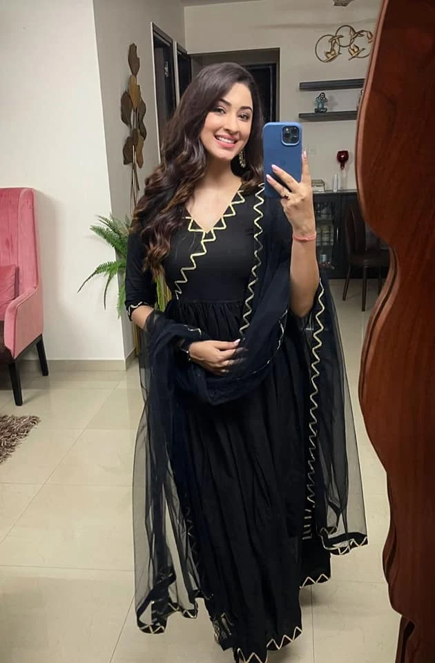 Esshanya Maheshwari hot selfie curvy actress Esshanya Maheshwari hot selfie curvy actress