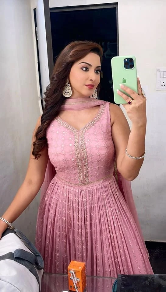 Esshanya Maheshwari hot selfie curvy actress Esshanya Maheshwari hot selfie curvy actress