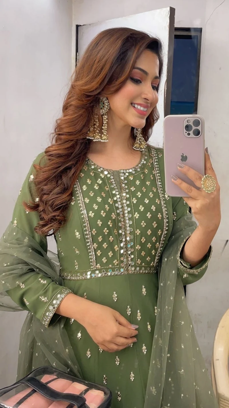 Esshanya Maheshwari hot selfie curvy actress Esshanya Maheshwari hot selfie curvy actress