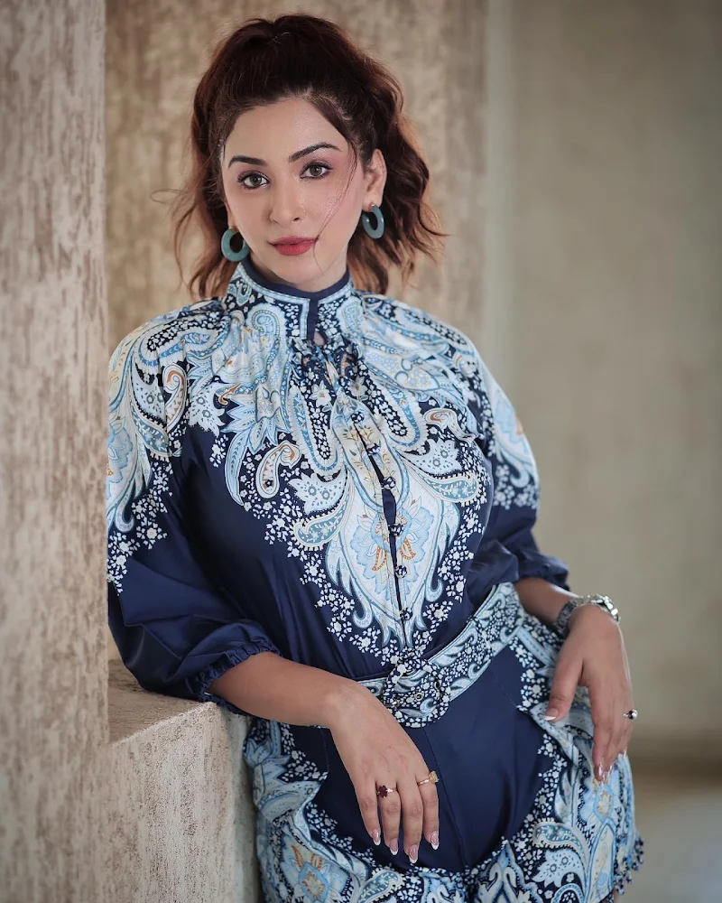 Esshanya Maheshwari sexy legs short outfit Esshanya Maheshwari sexy legs short outfit