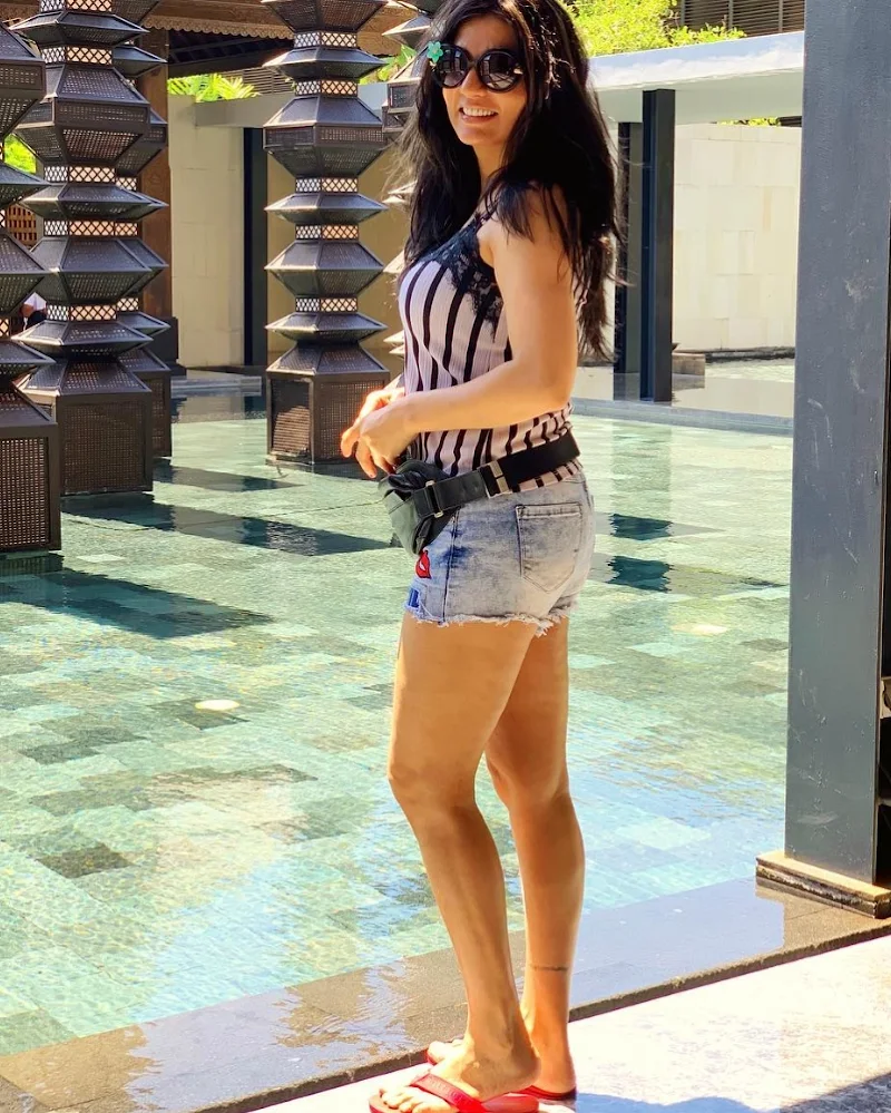 Ganga Mamgai sexy legs actress vash movie Ganga Mamgai sexy legs actress vash movie