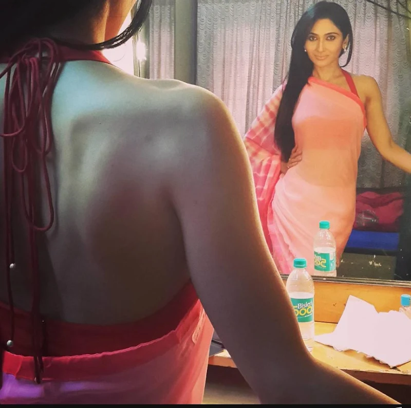 Gauri Singh backless saree crime patrol actress Gauri Singh backless saree crime patrol actress