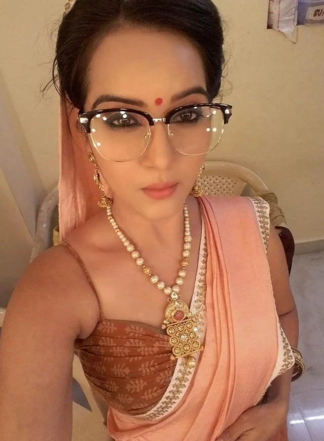 Geetanjali Mishra saree hot Indian tv actress Geetanjali Mishra saree hot Indian tv actress