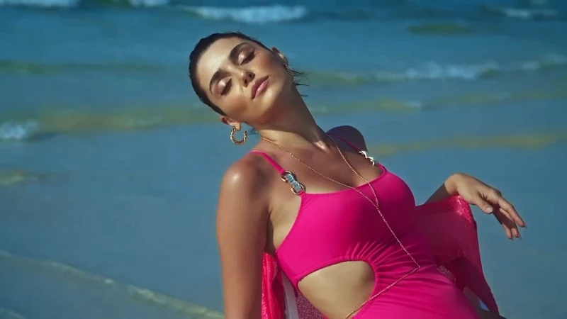 Hande Ercel bikini swimsuit hot turkish actress Hande Ercel bikini swimsuit hot turkish actress