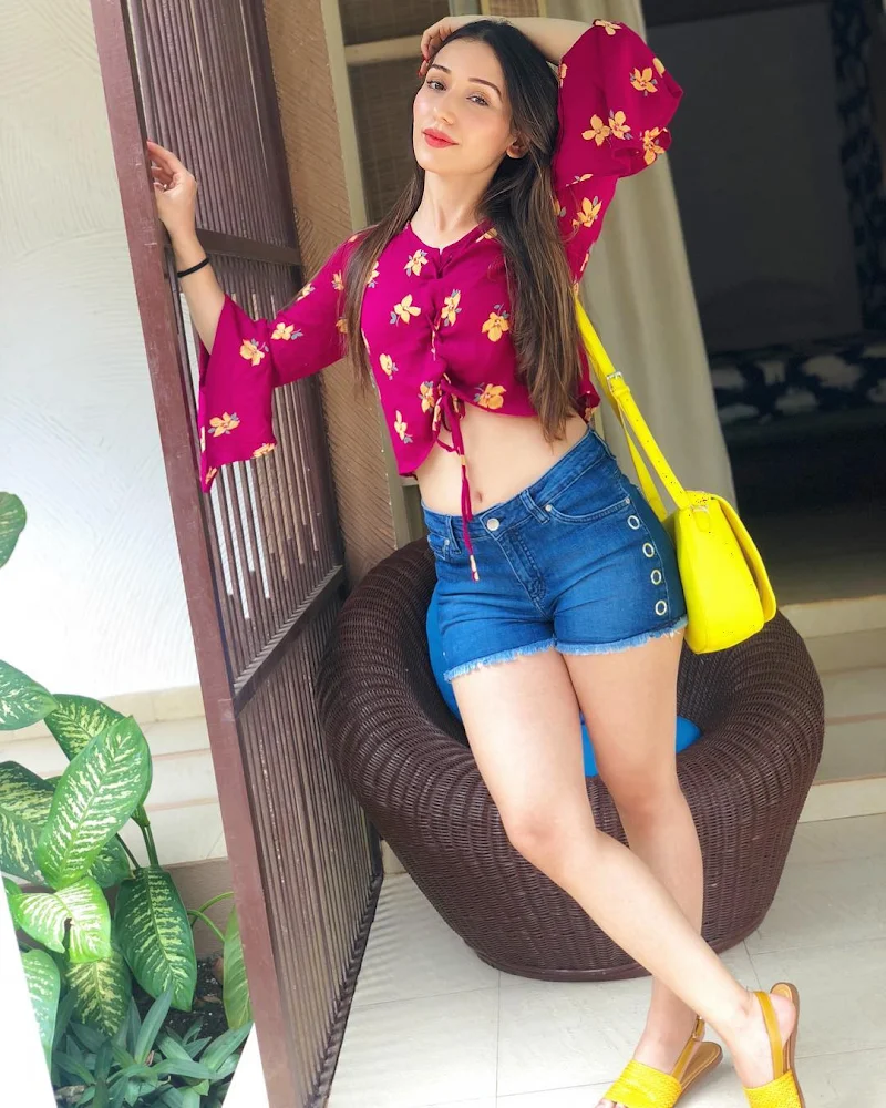 Heli Daruwala hot photos Heli Daruwala sexy legs hot photos