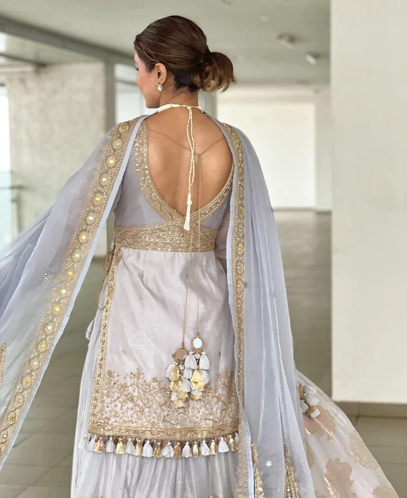 Hina Khan backless beautiful hot actress