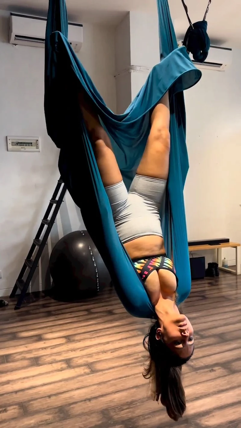 hina khan cleavage ariel yoga hot actress hina khan cleavage ariel yoga hot actress