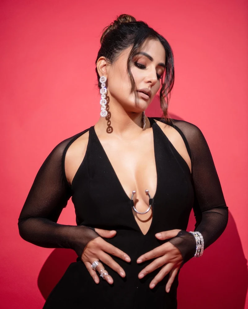 Hina Khan cleavage black dress gold awards Hina Khan cleavage black dress gold awards