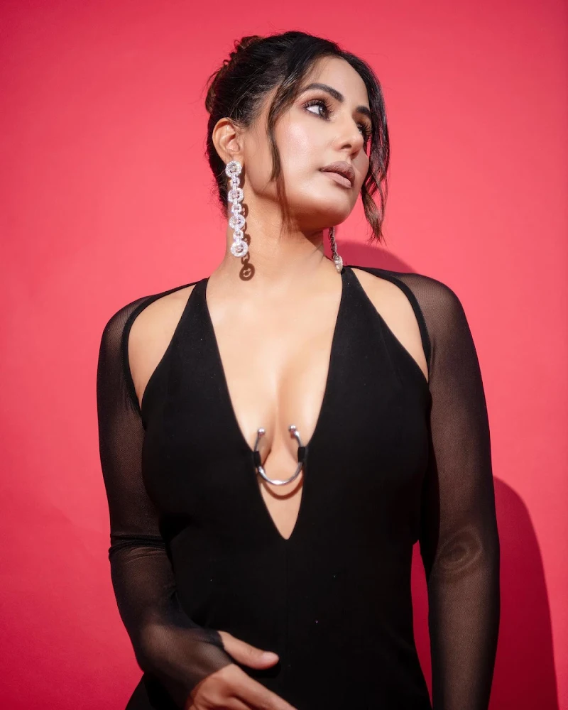 Hina Khan cleavage black dress gold awards Hina Khan cleavage black dress gold awards