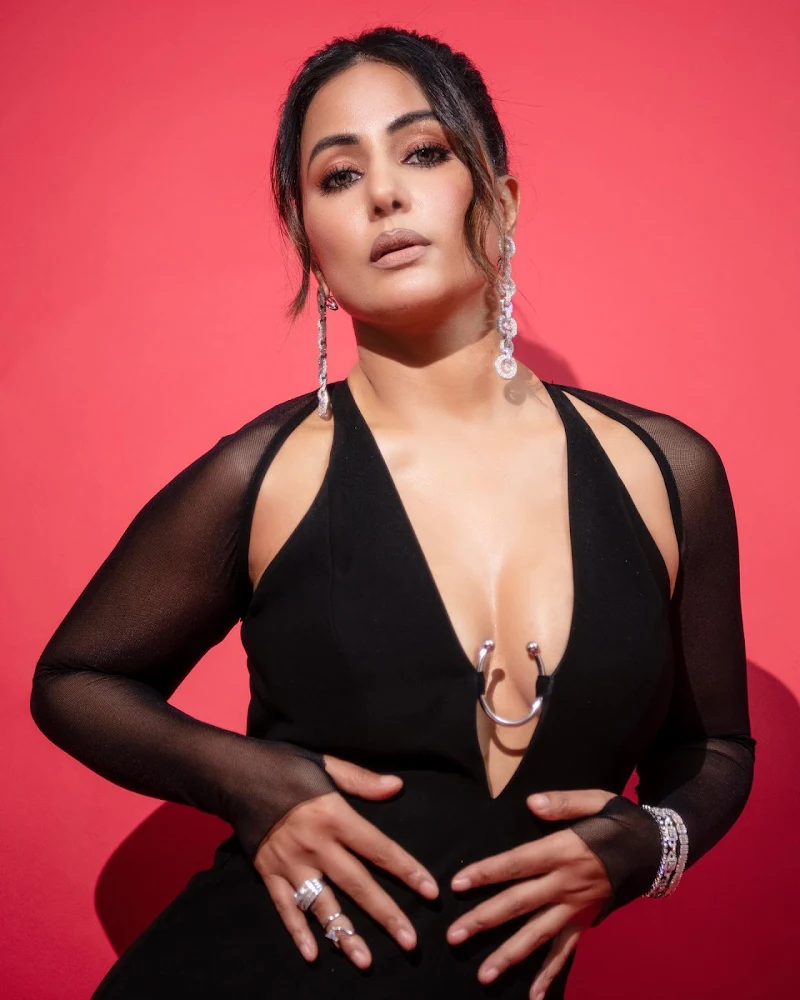 Hina Khan cleavage black dress gold awards Hina Khan cleavage black dress gold awards