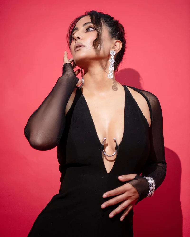 Hina Khan cleavage black dress gold awards Hina Khan cleavage black dress gold awards