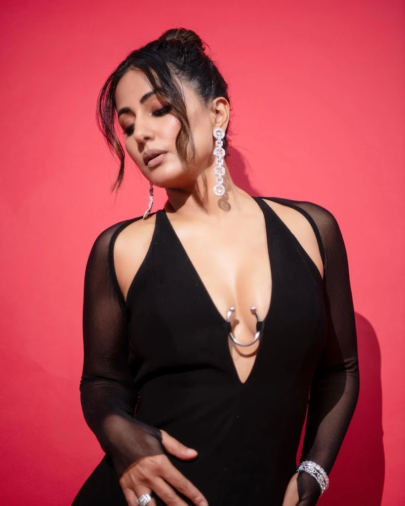 Hina Khan cleavage black dress gold awards Hina Khan cleavage black dress gold awards