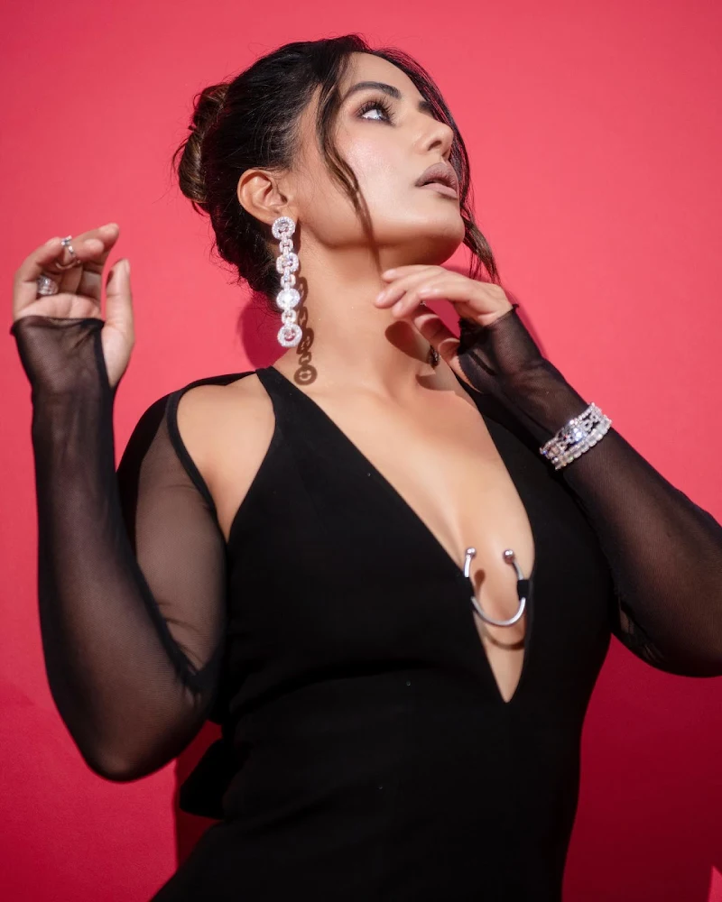 Hina Khan cleavage black dress gold awards Hina Khan cleavage black dress gold awards