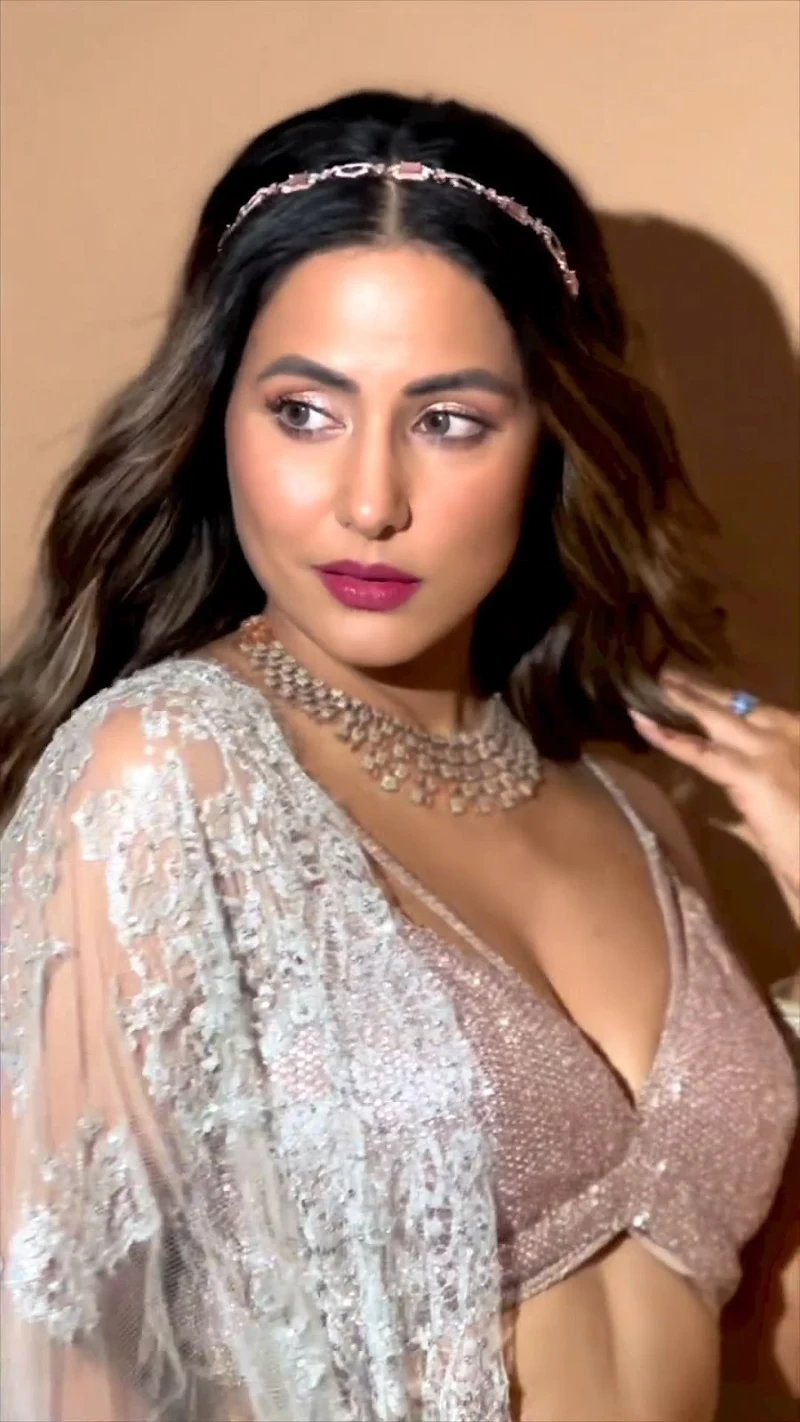 hina khan cleavage tiny blouse hot photoshoot