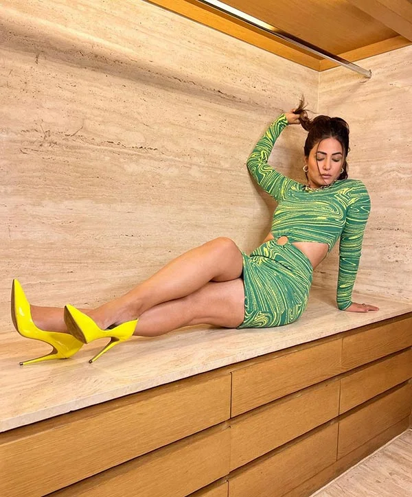 Hina Khan tight dress sexy body